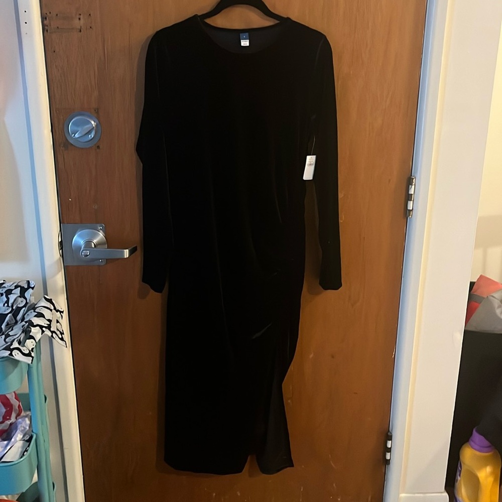 Black velvet long sleeve midi dress BNWT